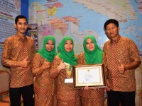 Piala Dan Piagam Penghargaan Terbaik II Usai Acara Penutupan Riau Expo 2016 Di Pekanbaru