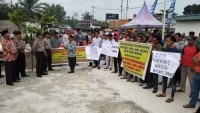 Ratusan Warga Desa Kesumbo Ampai Gelar Aksi Demo Damai Di Kantor Camat Bathin Solapan