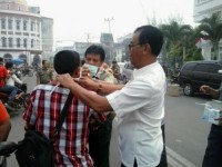 Bupati Rohil Bagikan Masker Gratis