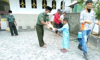 Babinsa Koramil 09 Langgam Serma Jalaludin Giat  Aksi Cuci Tangan Sebelum Masuk Masjid