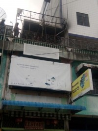 Toko bahan bangunan diamuk sijago merah