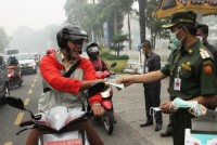 Kabut Asap Melanda Pekanbaru, Wawako didampingi oleh Asisten II Bagikan masker