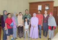 Anak Bupati Tulus Teteskan Airmata Saat Tabur Bunga di Sungai Indragiri