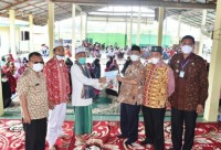 Cegah Terbentuknya Klaster, Pjs. Bupati Sergai Serahkan Bantuan Peralatan Protokol Kesehatan ke Pesa