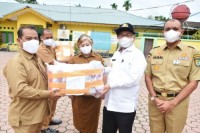 Di momen yang sama, juga dilaksanakan kegiatan pembagian masker