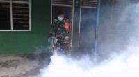 Tekan Angka DBD,Koramil 04 Mandau Bersama Puskesmas Titian Antui Gelar Fogging