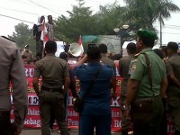 Sebanyak 300 Warga Lima Desa Unjuk Rasa di KPUD Rohul