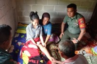 Peduli Kesehatan, Babinsa Koramil 07/Kampar, Seorang Warga di Kelurahan Air Tiris Dibawa Berobat