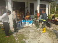 Babinsa Koramil 07/kampar bersama Masyarakat Laksanakan Penyemprotan Desinfektan