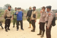 Bupati Bengkalis Didampingi Kapolsek Pinggir Kompol Raden Edi S, Meninjau Lokasi Kebakaran Lahan
