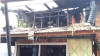 1 Rumah Semi Permanen di Kampar Timur Ludes dilalap Si Jago Merah