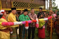 H Ahmad Syah Harrofie meresmikan Rumah Adat Suku Sakai Bathin Sobanga