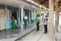 Guna Memutus Penyebaran Covid-19  Polsek Pinggir Terus Lakukan Penyemprotan Disinfektan 