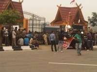 300 Warga dariLima Desa Unjuk Rasa di KPUD dan pemda Rohul