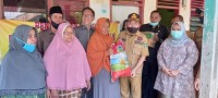 Plh Bupati Serahkan Bantuan Keoada Korban Angin Ribut Di Bathin Solapan Dan Mandau