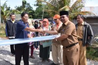 Plt Sekda Bengkalis Didampingi BPBD Damkar Memberikan Bantuan Langsung Pada Masyarakat