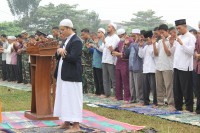 Wakil Walikota Melakukan Shalat Istisqo yang Bertempat Dilapangan Batrai R