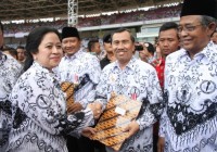 Wakili Pulau Sumatera di Gelora Bung Karno, Bupati Syamsuar Terima Penghargaan dari PB PGRI