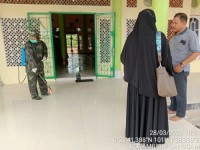 Putus Mata Rantai Penyebaran Covid 19, Babinsa Serma Sahuli Abni Penyemprotan  Disinfektan