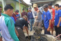 Ini Foto Walikota Pekanbaru Gotong Royong Bersama Masyarakat Nelayan