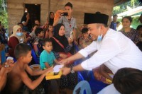 Temui Peserta Sunat Masal, Bupati Labuhanbatu Berikan Bingkisan Dan Pengobatan Gratis