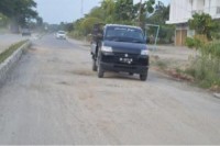 Gapura dan Jalan Ibu Kota Kecamatan Kepenuhan Memprihatinkan