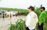 Bupati Sergai Tinjau Tanggul Jebol