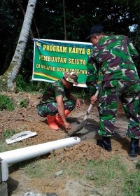  Koramil 07/Kuantan Hilir Membuat Jamban Sehat Untuk Masyarakat  Desa Danau Kecamatan Kuantan Hilir 