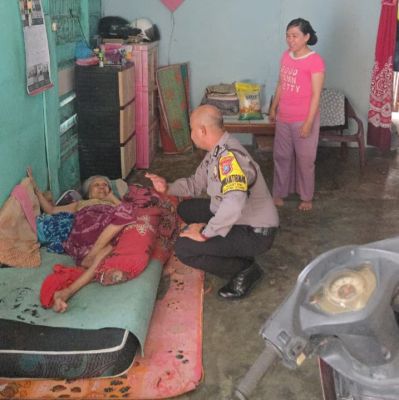 Bhabinkamtibmas Kelurahan Kartini Salurkan Bantuan Ke Warga Lanjut Usia