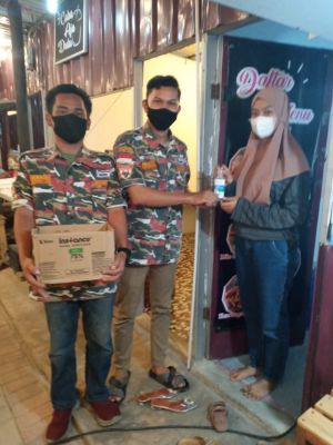 Brigade Wilayah II Mada LMP Provinsi Riau Bagi-bagi Hand Sanitizer Ke Pedagang
