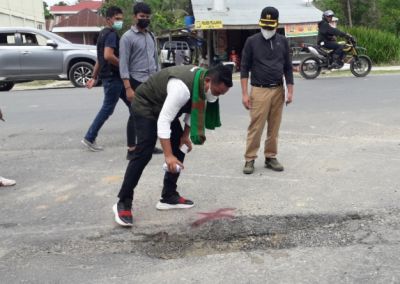 Bupati H Zukri Misran Meninjau Lokasi Jalan Rusak Di Kecamatan Pangkalan Kerinci
