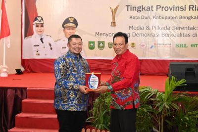 Camat Mandau Riki Rihardi menerima penghargaan,Memberikan Dukungan Hut ke 4 JMSI
