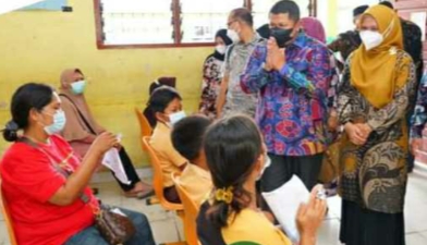Camat Mandau Tinjau Vaksinasi di SDN 012