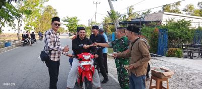 Danramil 05/Bukit Batu,Bersama insan pers menggelar kegiatan berbagi ratusan takjil
