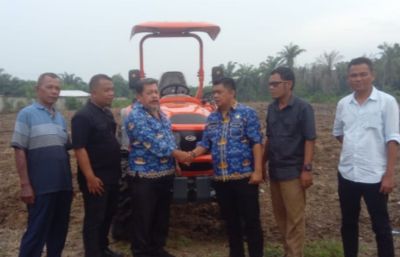 Dinas Pertanian Labuhanbatu Serahkan Bantuan Tracktor Kepada TMI