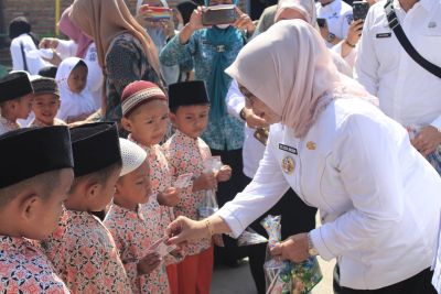 Hari Anak Nasional, Plt Bupati Serahkan KIA di TK ABBA Aek Paing