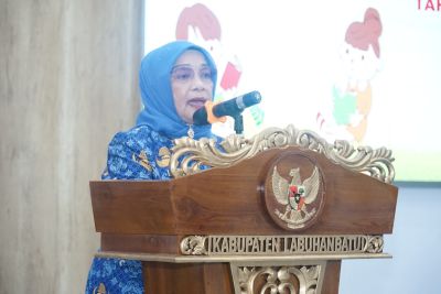Hj. Ellya Rosa Siregar Serahkan Buku Bacaan TK, PAUD Dan RA