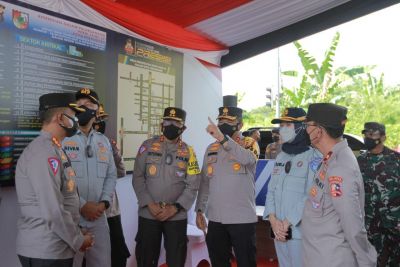 Kakorlantas Polri :Tinjau Pos Penyekatan PPKM Untuk Cegah Penyebaran Covid-19