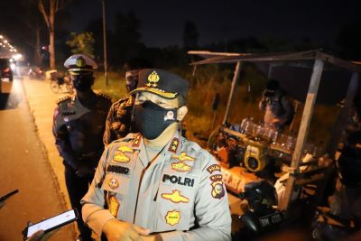 Patroli Skala Besar, Kapolda Riau Bagikan Paket Sembako Hingga Borong Dagangan Kaki Lima