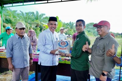 Pj Bupati Kampar Silaturahmi Dengan Kelompok Tani Desa Petapahan