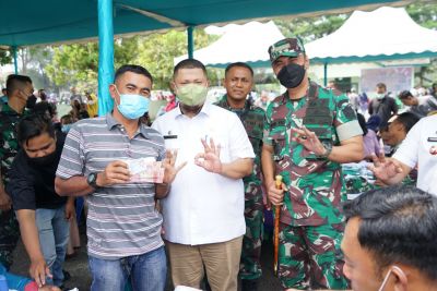TNI Bagi BLT Minyak Goreng di Kecamatan Mandau