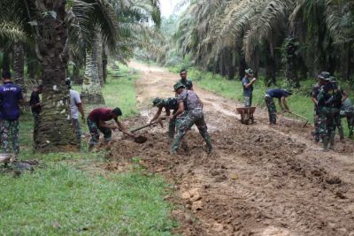 Walau pun Hujan lebat yang mengguyur, TNI 0303 Bengkalis Manunggal tetap semangat